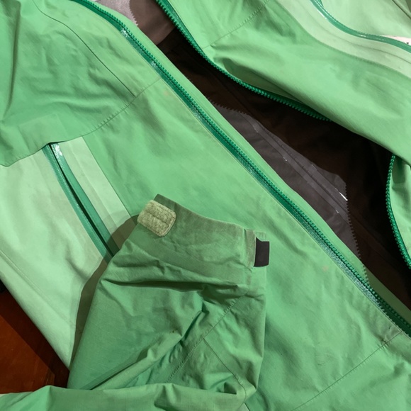 Arc'teryx Women's Rain Jacket - Picture 8 of 8